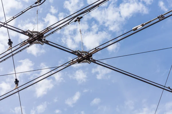 Trolley trolleybus elektriciteit kabel-lijnen — Stockfoto