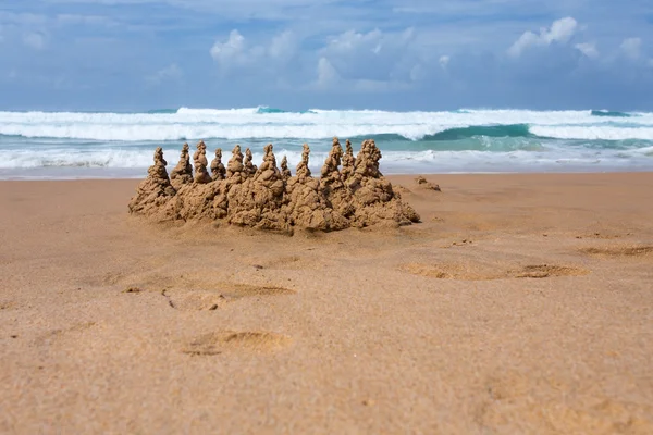 Castelo de areia na praia — Fotografia de Stock