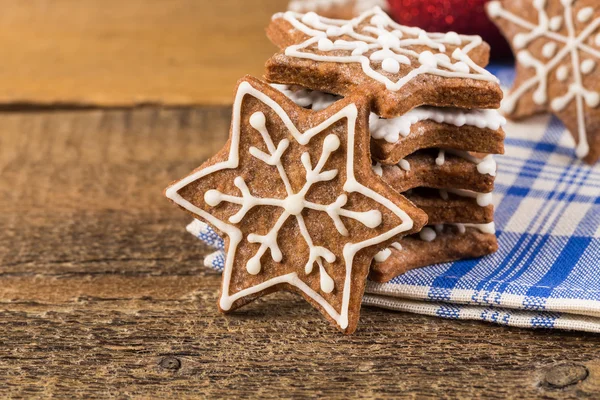 Decorazione natalizia con biscotti di pan di zenzero — Foto Stock