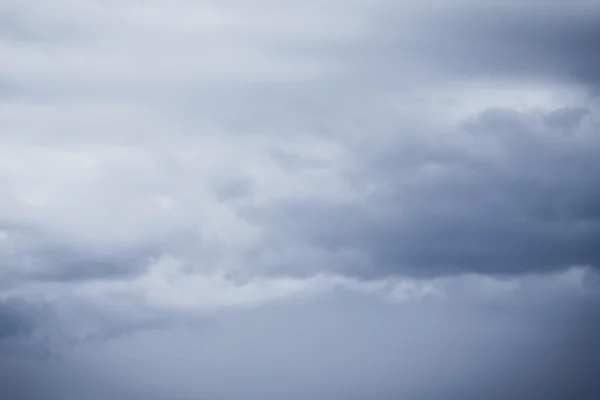 Nuvens escuras tempestade antes da chuva — Fotografia de Stock