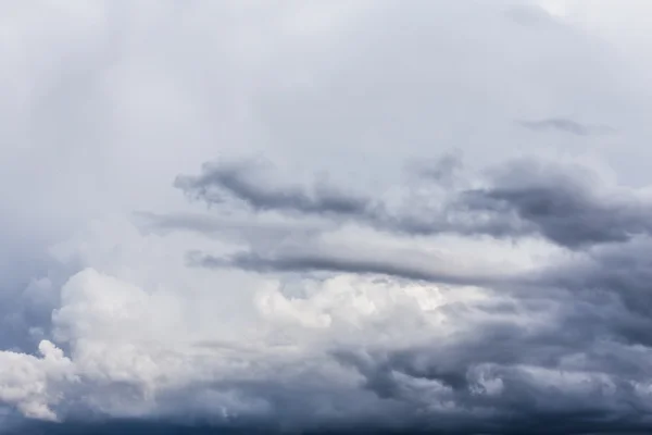 Donkere storm wolken voor regen — Stockfoto