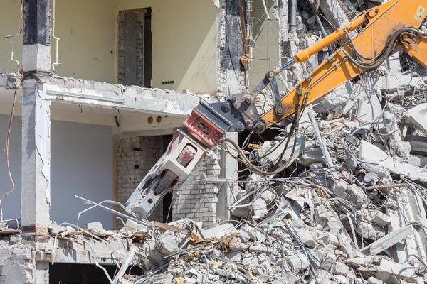 Demoliční jeřáb demontuje budovu — Stock fotografie