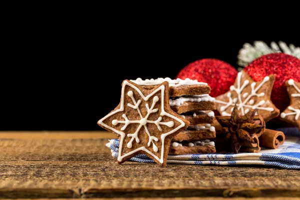 Decorazione natalizia con biscotti di pan di zenzero — Foto Stock