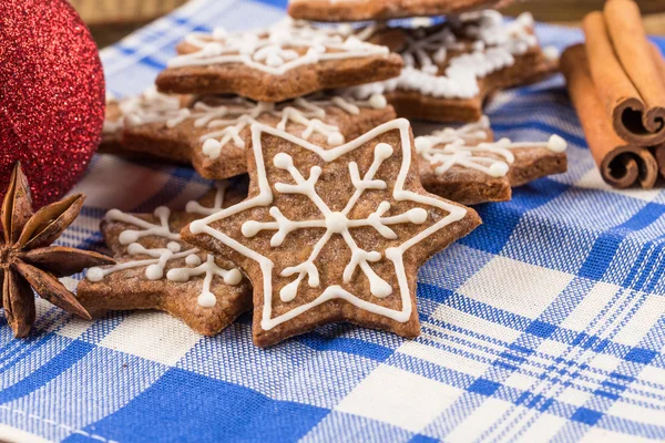 Decorazione natalizia con biscotti di pan di zenzero — Foto Stock