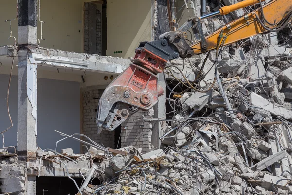 Demolition crane dismantling a building — Stock Photo, Image