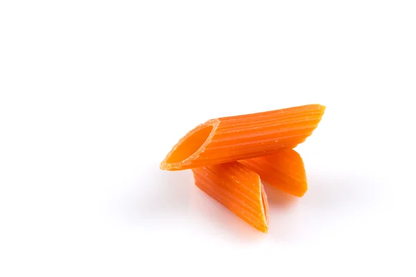 Ruwe gekleurde pasta geïsoleerd op witte achtergrond — Stockfoto