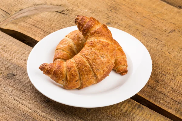 Croissants frais cuits au four — Photo