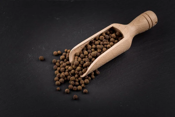 Houten schop met zwarte peper — Stockfoto