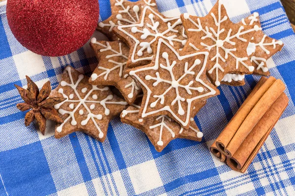 Decorazione natalizia con biscotti di pan di zenzero — Foto Stock