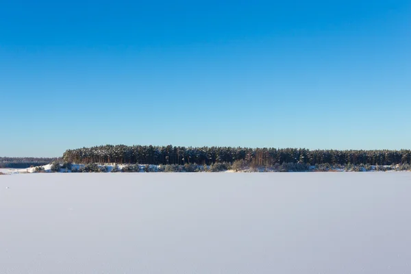 Frusen sjö med is och snö — Stockfoto