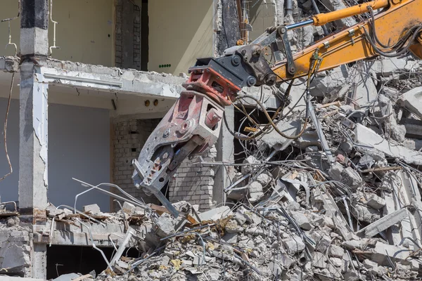 Grúa de demolición desmantelando un edificio — Foto de Stock