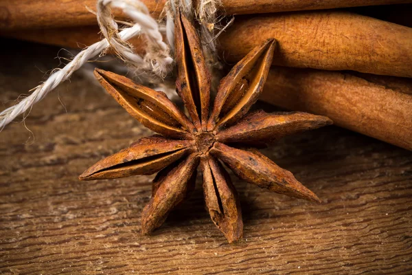 Close up van kaneelstokjes en steranijs op hout — Stockfoto