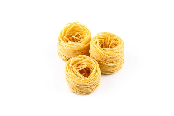 Pasta fettuccine sobre blanco —  Fotos de Stock