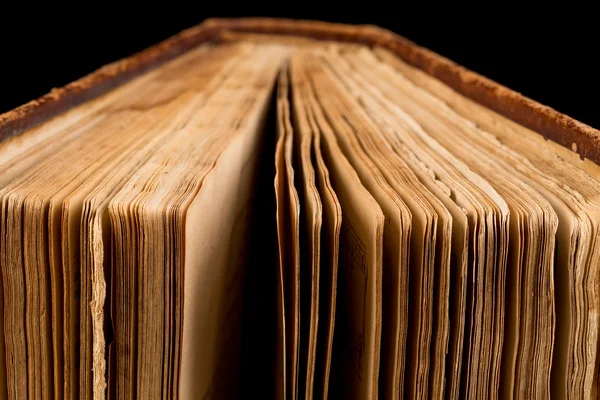 Starověká kniha střílel na černém pozadí — Stock fotografie