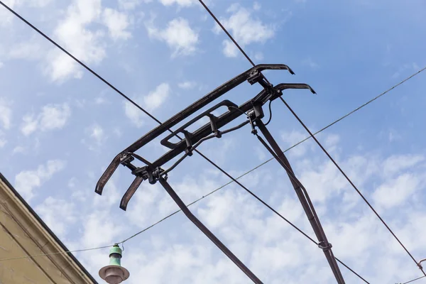 Trolebús trolebús electricidad líneas de cable — Foto de Stock