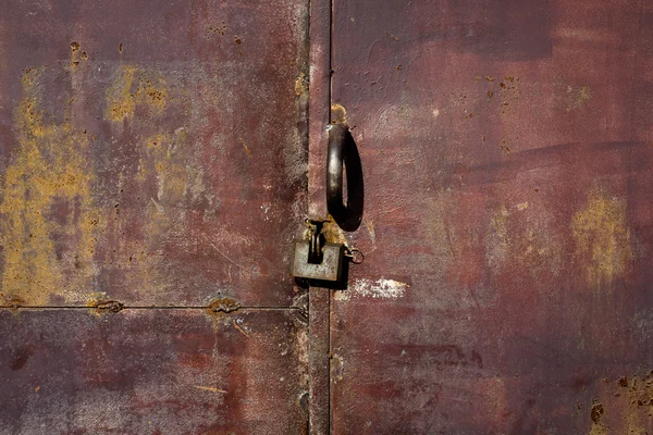 Vieja puerta de metal con óxido — Foto de Stock