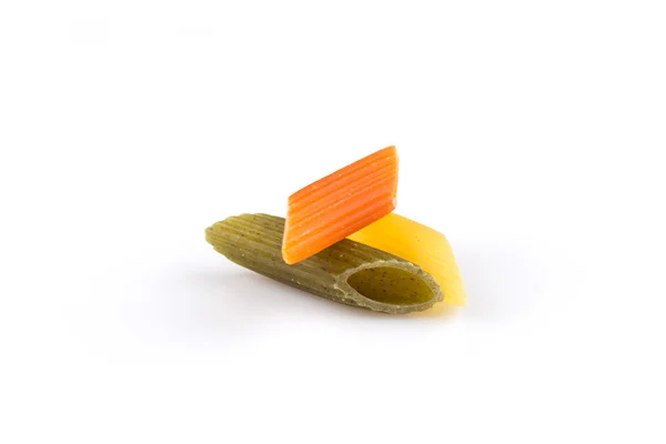 Syrové barevné těstoviny izolovaných na bílém pozadí — Stock fotografie