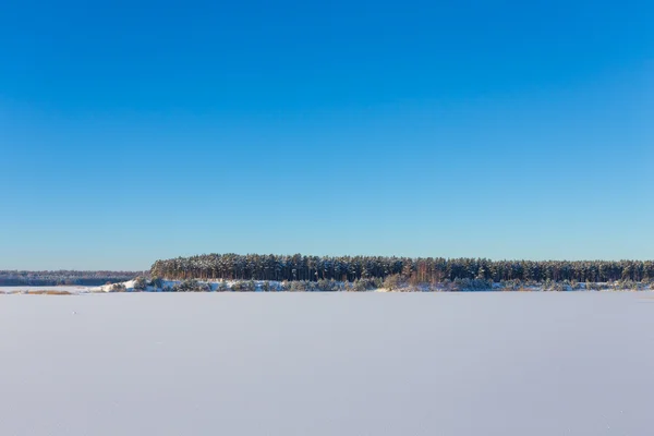Lago ghiacciato con ghiaccio e neve — Foto Stock