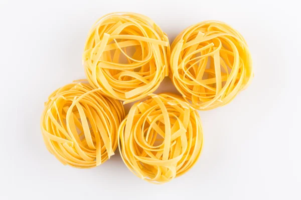 Fettuccine pasta nest geïsoleerd — Stockfoto