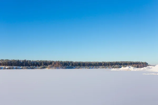 Zamrzlé jezero s ledem a sněhem — Stock fotografie