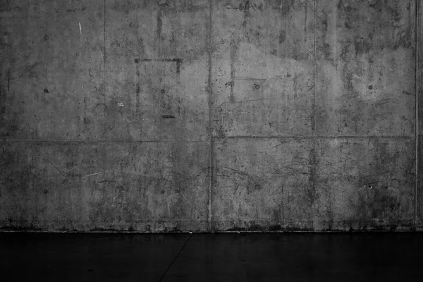 Grungy dark concrete wall and wet floor — Stock Photo, Image