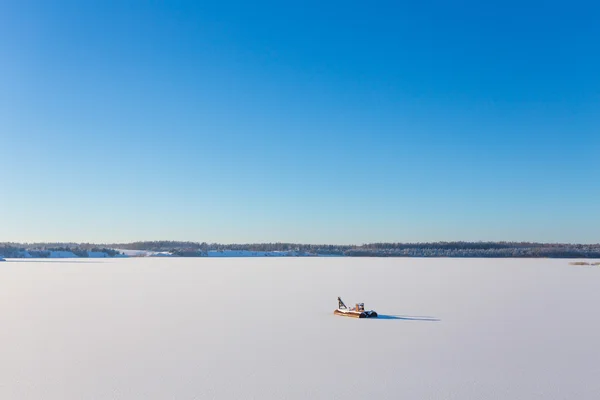 Lago ghiacciato con ghiaccio e neve — Foto Stock