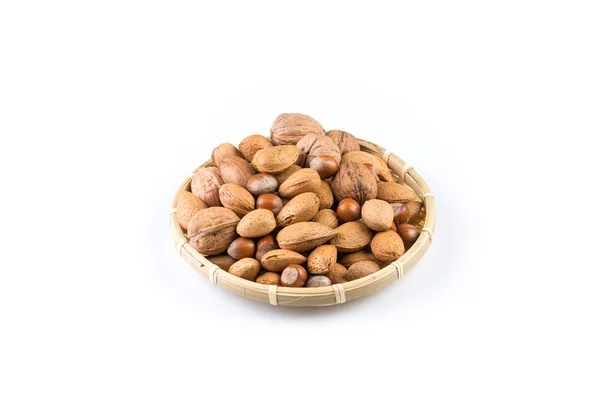 Mezclar las nueces en cesta de mimbre — Foto de Stock