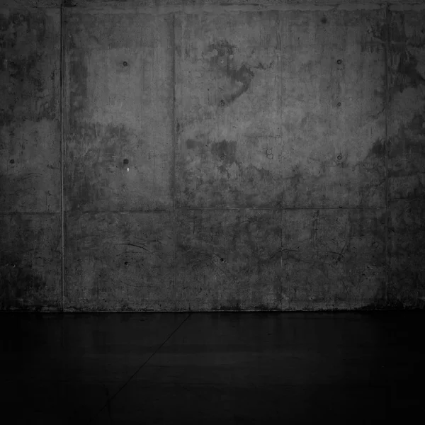 Grungy dark concrete wall and wet floor — Stock Photo, Image