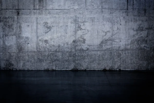 Grungy parede de concreto escuro e piso molhado — Fotografia de Stock