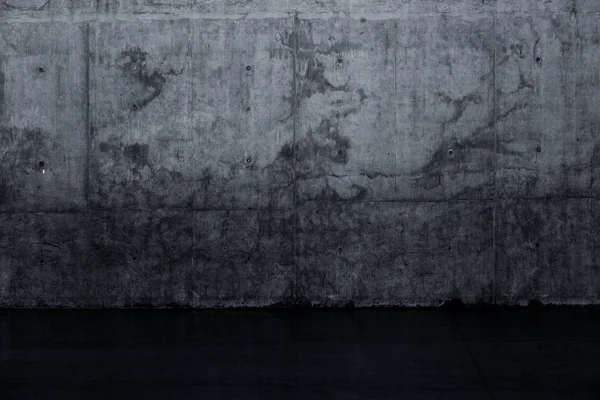 汚い暗いコンクリートの壁およびぬれた床 — ストック写真