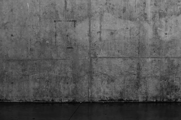 Grungy dark concrete wall and wet floor — Stock Photo, Image