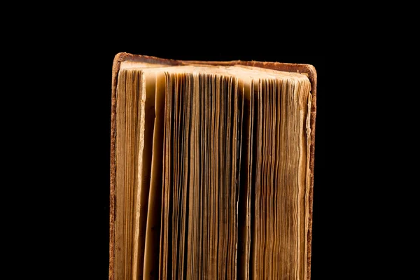 Livro antigo tiro no fundo preto — Fotografia de Stock
