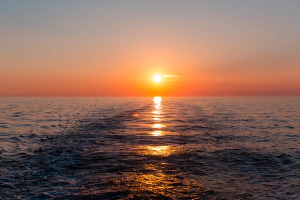 Zee zonsondergang met schip trace — Stockfoto