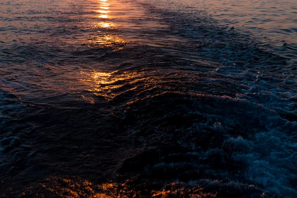 Pôr do sol do mar com rastreamento de navio — Fotografia de Stock