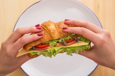 Kruvasan jambon, peynir, marul ve domates ile