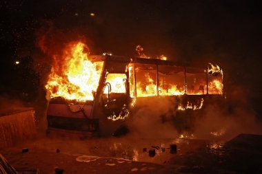 Yanan polis otobüs. Kiev, Ukrayna, 19 Ocak 2014