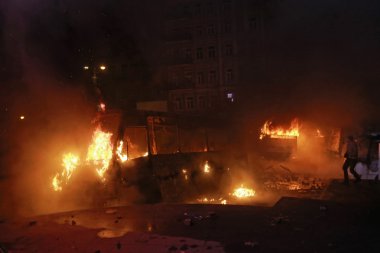 Polis otobüs yanıyor. Kiev, Ukrayna, 19 Ocak 2014