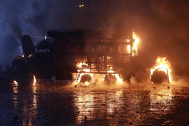 ateş kamyonda polis. Kiev, Ukrayna, 19 Ocak 2014