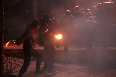 Protestocular Molotof kokteylleri poliste atmak. Kiev, Ukrayna, Jan