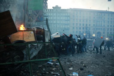 Protestocular polis saldırı. Kiev, Ukrayna, 20 Ocak 2014