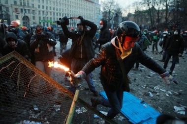 Protestocu bir molotof kokteyli ile çalışır. Kiev, Ukrayna, 2 Ocak