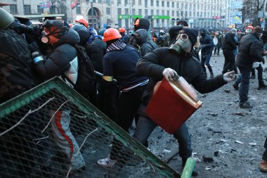 Bir protestocu poliste taş atar. Kiev, Ukrayna, 20 Ocak, 