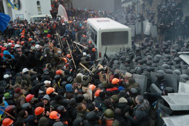 Ukraynalı protestocular sopa polisle dövüldü. Kiev, Ukrayna, J