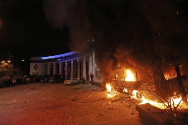 Dinamo Stadyumu yanan polis otobüs. Kiev, Ukrayna, 1 Ocak