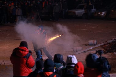 Protestocular polise havai fişek ateş. Kiev, Ukrayna, 19 Ocak,