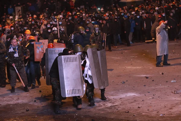 Demonstranten kommen. kyiv, ukraine, 19. Januar 2014 — Stockfoto