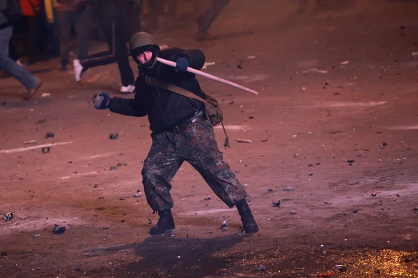 A tiltakozó dob egy kő a rendőrség. Kijev, Ukrajna, január 19-én, — Stock Fotó