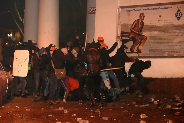 Les manifestants ont battu les flics. Kiev (Ukraine), le 19 janvier 2014 — Photo