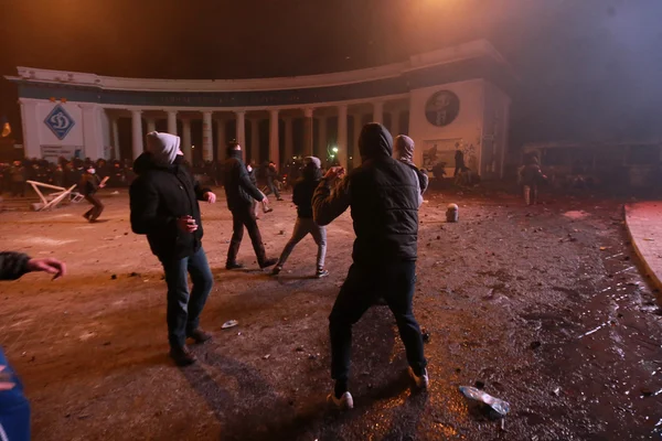 Protestujący w pobliżu Dinamo Stadion rzucanie kamieniami w policji — Zdjęcie stockowe