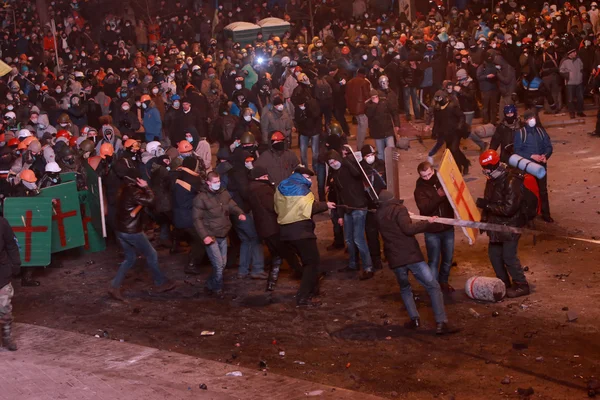 Los manifestantes tiran de la cuerda. Kiev, Ucrania, 19 de enero de 2014 —  Fotos de Stock